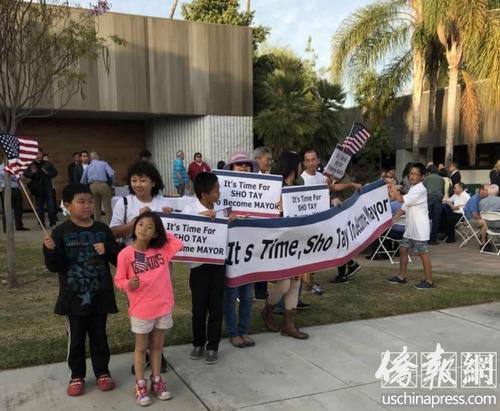 中國僑網(wǎng)華人居民支持戴守真任亞市市長。(美國《僑報(bào)》/翁羽 攝)