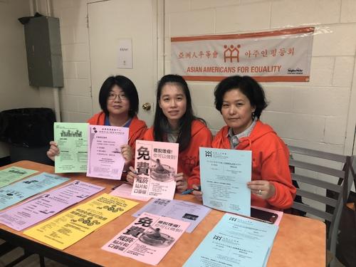 中國(guó)僑網(wǎng)曼哈頓頓第二選區(qū)信息日為民眾提供多方位信息。(記者 陳小寧╱攝影)