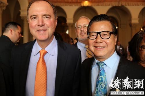 中國(guó)僑網(wǎng)廖欽和在會(huì)上與謝安達(dá)一起合影。(美國(guó)《僑報(bào)》/高睿 攝)