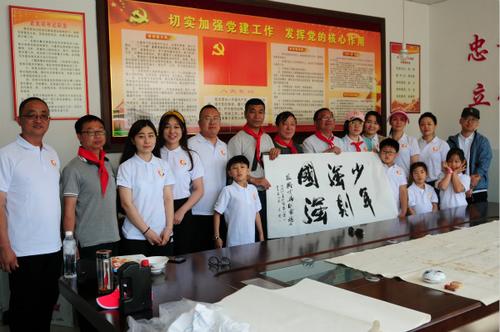 中國僑網(wǎng)澳大利亞華人慈善團(tuán)體赴河北蔚縣捐建愛心圖書館。