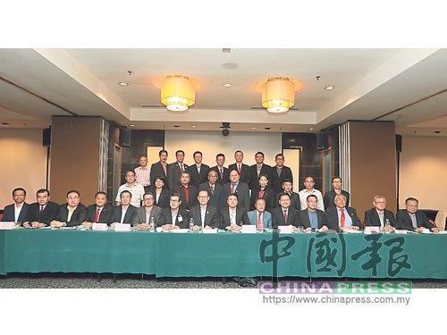 中國僑網(wǎng)大馬華人姓氏總會聯(lián)合會新領(lǐng)導(dǎo)層出爐。(馬來西亞《中國報(bào)》)