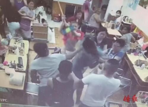 中國僑網美甲店沖突錄像截圖。(美國《僑報》)