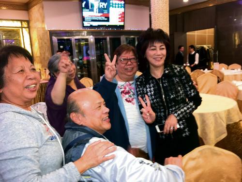 中國僑網(wǎng)封賴桂霞(右)與支持者在慶功宴合影。(加拿大《星島日?qǐng)?bào)》)