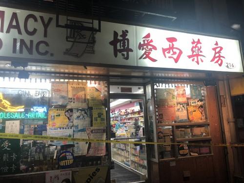 中國僑網(wǎng)案發(fā)的紐約華埠博愛西藥房門前拉上了警戒線。(美國《世界日報(bào)》/張晨 攝)