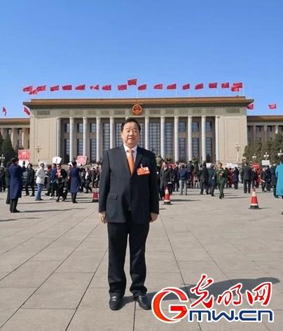 中國僑網(wǎng)全國政協(xié)委員、新華聯(lián)集團(tuán)董事局主席兼總裁傅軍