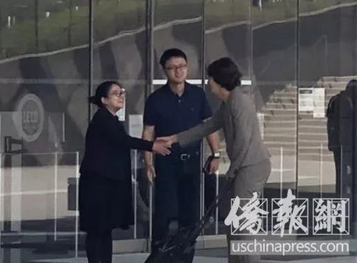 中國(guó)僑網(wǎng)王祖磊(中)的母親(左)和辯護(hù)律師瑪麗琳在美國(guó)聯(lián)邦法院大樓外握手告別。(美國(guó)《僑報(bào)》/高睿 攝)