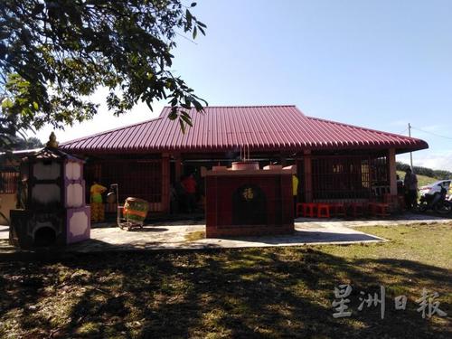 中國僑網(wǎng)新港門廣東義山大伯公亭重修完成。(馬來西亞《星洲日報》)
