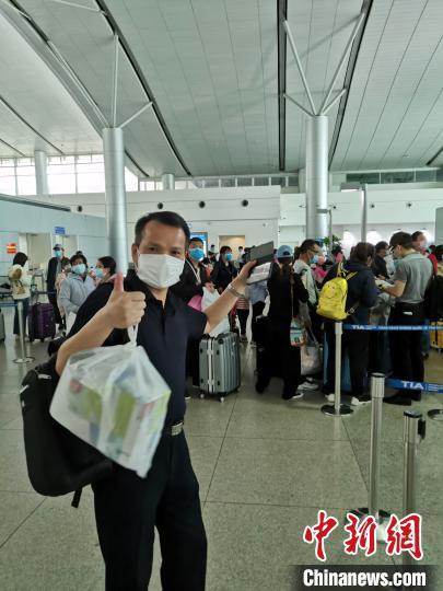 中國僑網(wǎng)東航包機赴越南胡志明市接131位湖北籍旅客直飛武漢 東方航空供圖 攝