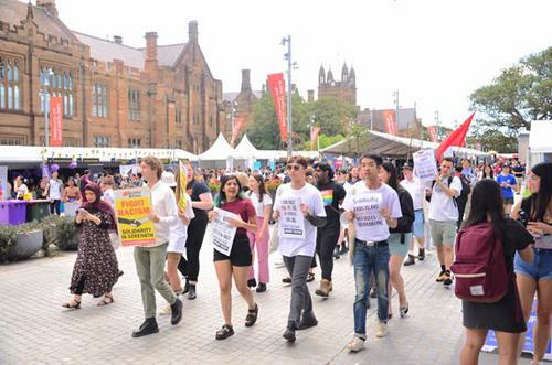 中國僑網悉尼大學本科學生會組織反對歧視及旅行禁令的游行活動(攝影 梁淑怡)