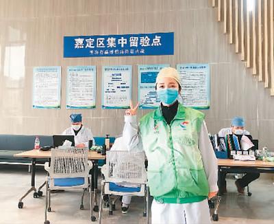 中國僑網(wǎng)身穿防護(hù)服的曹元元在志愿服務(wù)中(圖片來源:《人民日報海外版》)