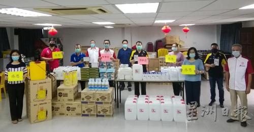 中國僑網(wǎng)馬來西亞丹華堂和丹中總移交防疫用品給丹州華校開學(xué)時備用。(馬來西亞《星洲日報(bào)》)