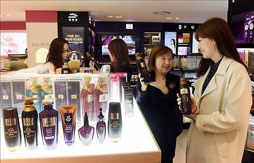 一名中國(guó)游客在新羅免稅店首爾店購(gòu)買(mǎi)韓方洗發(fā)水“呂”