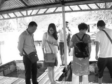 一名中國女游客(右二)在越南旅行時遭遇“天價魚”。(受訪者供圖)