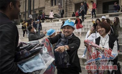 兩名游客在商販手中購買假冒偽劣商品。