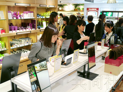 圖為大丸百貨京都店開設(shè)的自助式化妝品柜臺(tái)。(日本共同社)