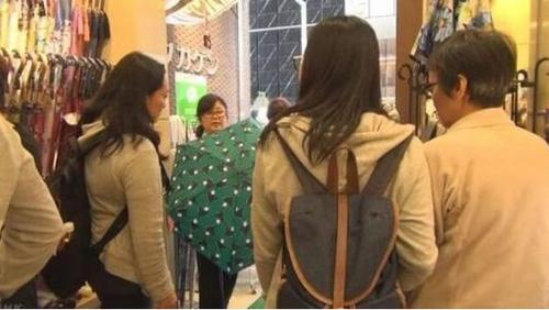 中國僑網(wǎng)日本傘吸引中國女性搶購。