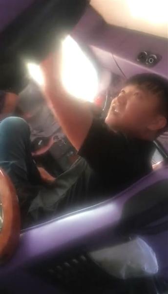 中國僑網導游斥罵領隊 視頻截圖