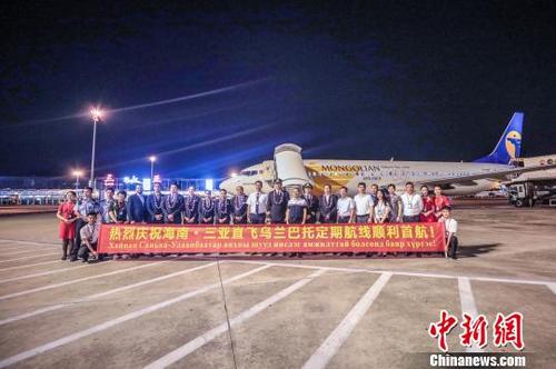 中國僑網(wǎng)工作人員在三亞機(jī)場停機(jī)坪舉行簡短的首航迎接儀式。機(jī)場供圖