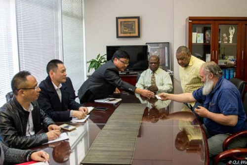 南非華人警民中心執(zhí)行長胡立屹與警民合作論壇負(fù)責(zé)人交換名片。
