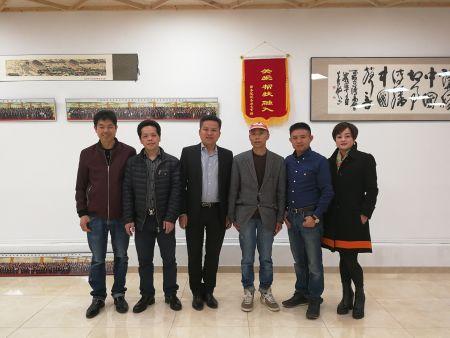 中國(guó)僑網(wǎng)患病僑胞與巴塞羅那華助中心工作人員合影。(巴塞羅那華助中心供圖)