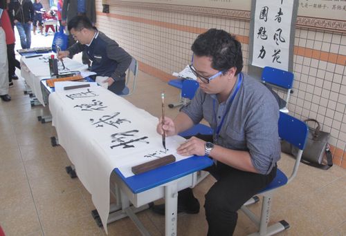 中國僑網(wǎng)印尼學(xué)員現(xiàn)場揮毫 謝逸斐 攝