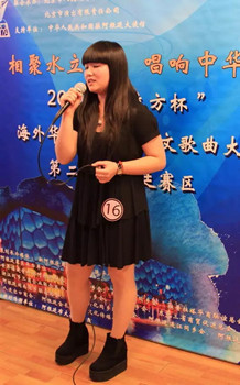 中國僑網(wǎng)13強第一名選手陳靜,出色的發(fā)揮贏得全場熱烈的掌聲