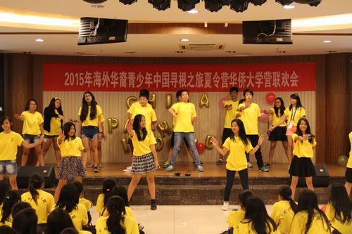 印尼營(yíng)員表演節(jié)目。（謝偉