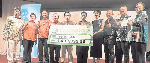 馬來西亞Carlsberg集團(tuán)企業(yè)公關(guān)傳媒及社會(huì)責(zé)任總監(jiān)賴明珠(右四)