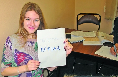 圖為莫斯科一所中文學(xué)校的學(xué)生向記者展示其“畫字成果”。汪嘉波