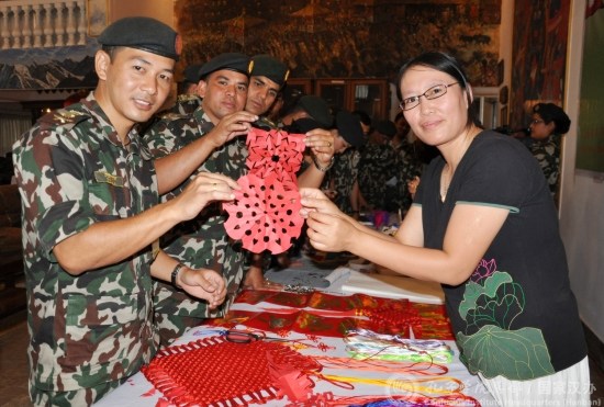 軍官學習剪紙