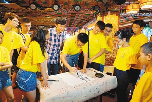 海外華裔青少年體驗書法(由西安市外僑辦供圖)