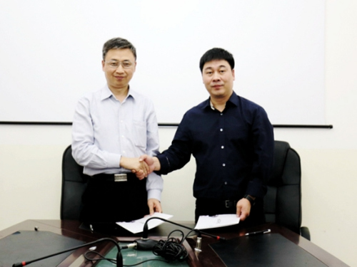 暨南大學(xué)副校長張宏與意大利中國總商會(huì)秘書長戴小璋在協(xié)議簽訂儀式上
