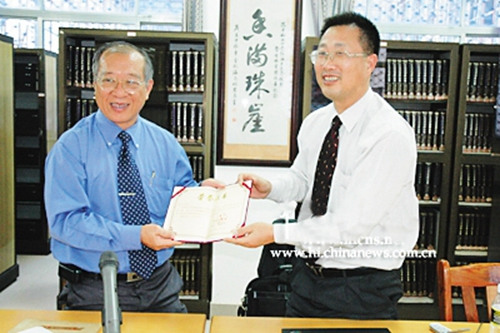 韓山元先生(左)接受海南大學(xué)圖書館頒發(fā)的捐贈證書