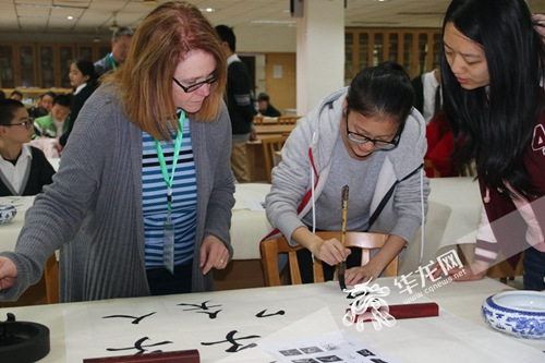 訪(fǎng)問(wèn)團(tuán)體驗(yàn)軟筆書(shū)法