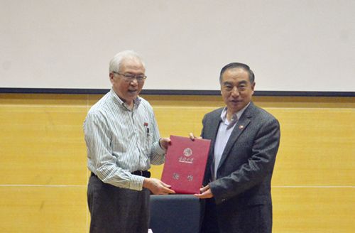 中國(guó)僑網(wǎng)賈益民為龔一頒發(fā)聘書(shū)