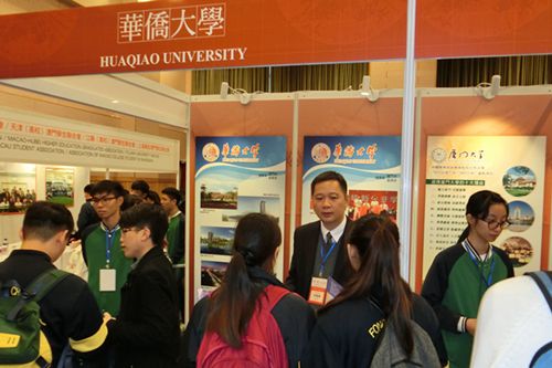 中國僑網(wǎng)考生在華僑大學(xué)展位前進(jìn)行咨詢