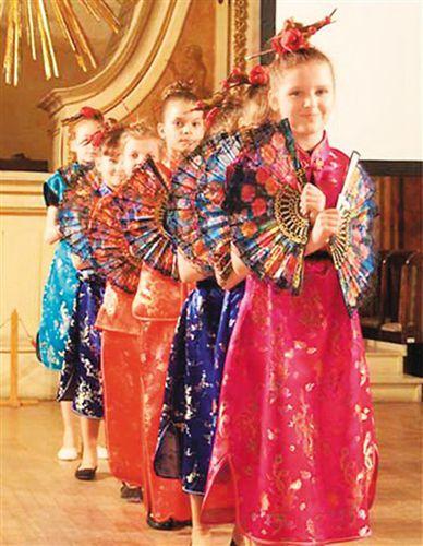 中國(guó)僑網(wǎng)資料圖:波蘭小學(xué)生表演中國(guó)傳統(tǒng)舞蹈《扇子舞》。 (來(lái)源:人民日?qǐng)?bào)海外版)