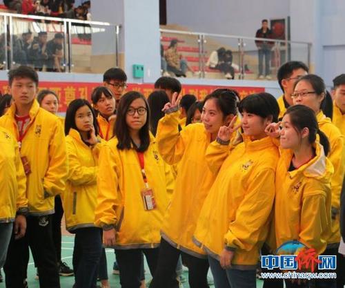 中國僑網(wǎng)資料圖:華裔青少年合影 林馨攝