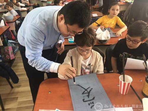 中國僑網(wǎng)獲獎選手與評委合影留念