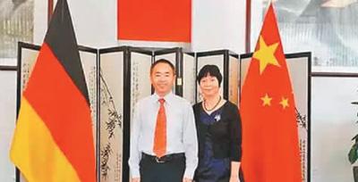 中國僑網(wǎng)圖為陳薇和丈夫董明。 來源:《重慶日報》
