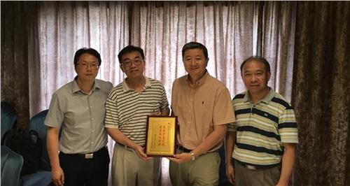 中國僑網杜偉會見全美中文學校協(xié)會副會長胡國榮一行。