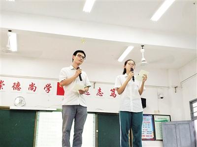 中國僑網(wǎng)徐永清(左)和學生李雨葳(右)朗誦徐老師原創(chuàng)詩歌《賭》。