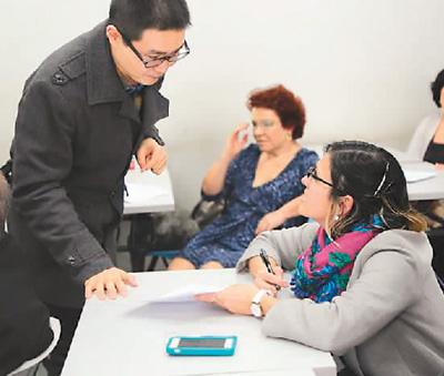 中國僑網(wǎng)墨西哥青年領(lǐng)袖來華研修團(tuán)正在體驗漢語課