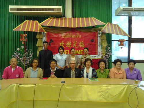 中國僑網(wǎng)廣肇會館理事長何國忠接見來訪的何韻主席代表團(tuán)。(泰國《世界日報》)