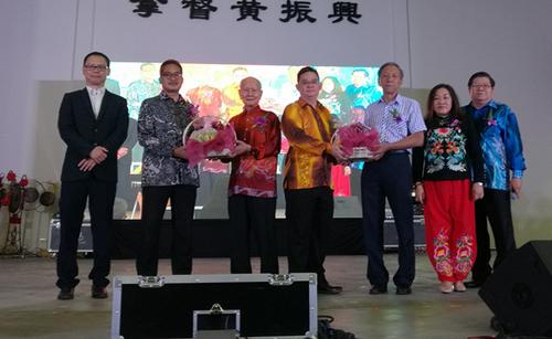 中國(guó)僑網(wǎng)巴生啟明華小贈(zèng)送水果禮籃給嘉賓。(馬來(lái)西亞《星洲日?qǐng)?bào)》)