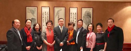 中國僑網(wǎng)圖為邱立國為米蘭龍甲中文學校頒發(fā)“優(yōu)秀集體”證書。