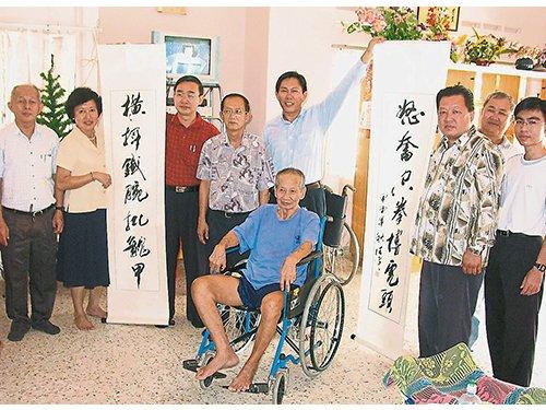 中國僑網(wǎng)資料圖:每逢節(jié)日森州華團(tuán)及華教團(tuán)體都會前往安老院探望黃金龍。(馬來西亞《中國報(bào)》圖片)