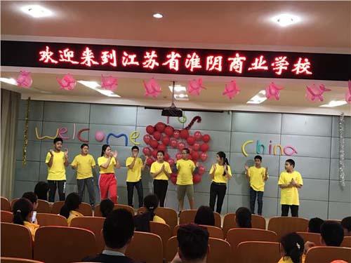 中國僑網營員們與商校志愿者們聯(lián)歡