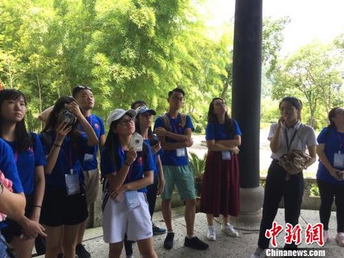中國僑網(wǎng)圖為香港青年交流團(tuán)成員參觀紹興蘭亭景區(qū) 項(xiàng)菁 攝