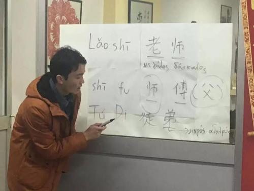 中國僑網(wǎng)志愿者蔡宇皓授課。(《歐洲時報》/蘇珊娜 攝)